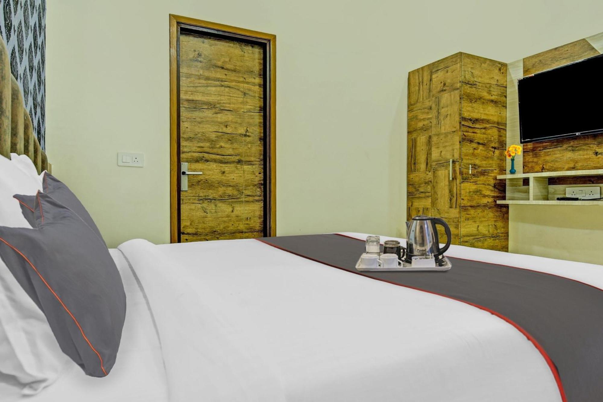 Collection O Rd Hotel Zirakpur Extérieur photo